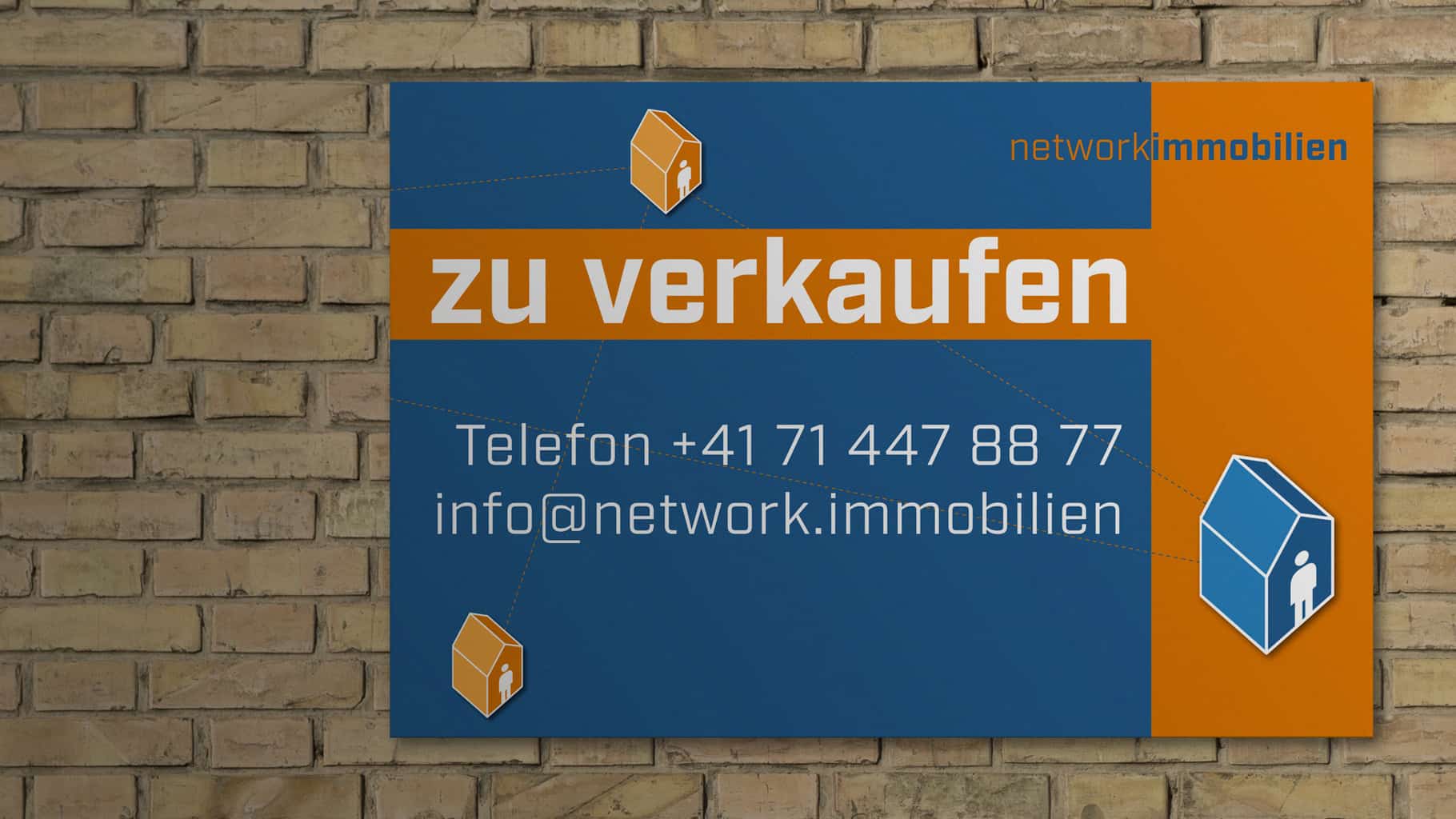 Hinweistafel an Hauswand: Immobilie zu verkaufen