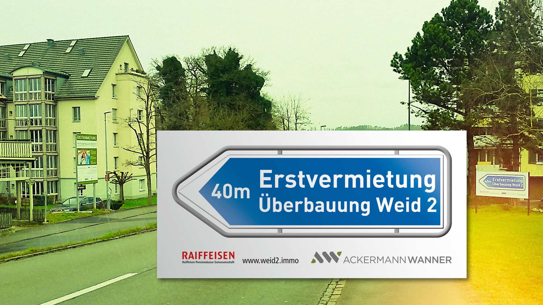 Plakat mit Wegweiser auf gegenüberliegender Strassenseite