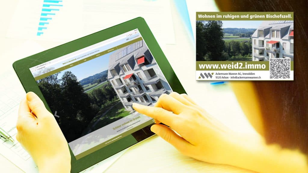 Inserat mit QR-Code, Website auf Tablet-Computer