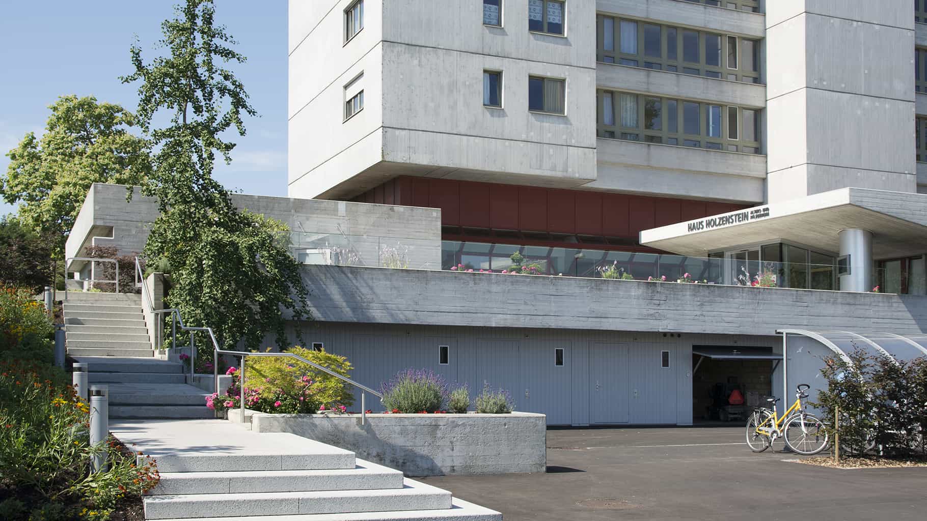 Aussenansicht Eingangsbereich Haus Holzenstein